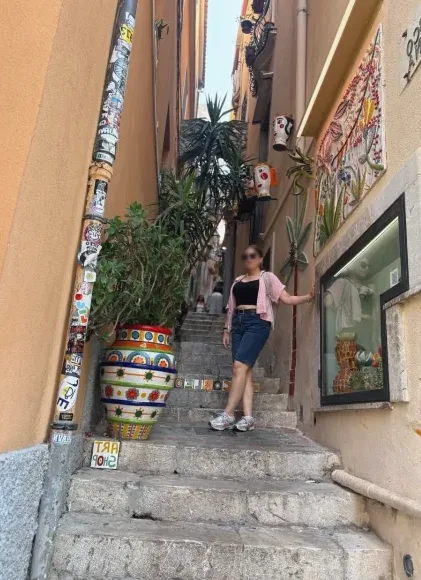 Sina, 35