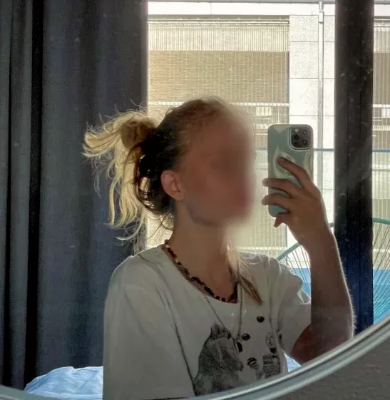 Sophie, 19